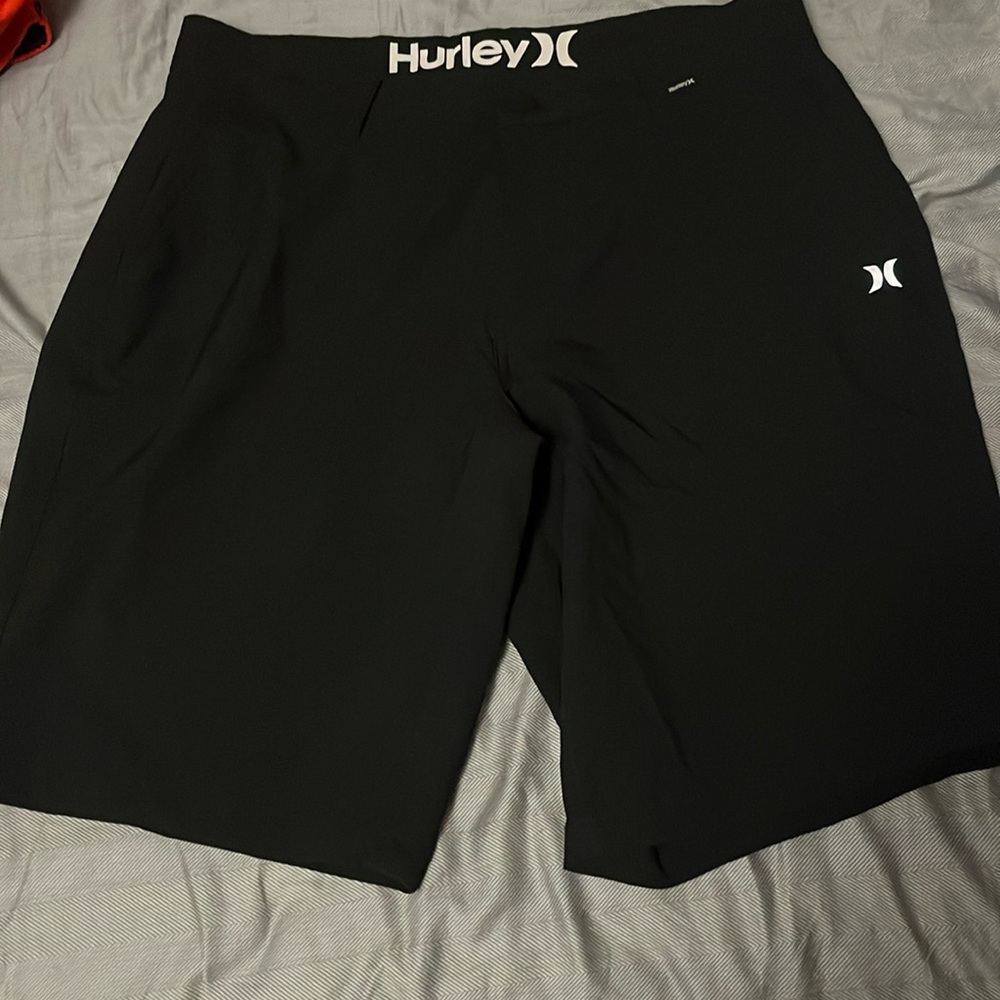 Plain black stretchy golf shorts by Hurley size 32